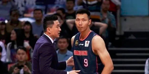 埃文斯的表现确实令人钦佩并且感到自豪，但俱乐部的目标并不应该是从那些降级的球队中签下球员。